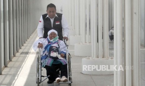 Calon jamaah haji Indonesia tiba di Bandara Amir Muhammad bin Abdul Aziz (AMAA) Madinah.