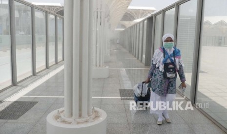 Calon jamaah haji Indonesia tiba di Bandara Amir Muhammad bin Abdul Aziz (AMAA) Madinah. 