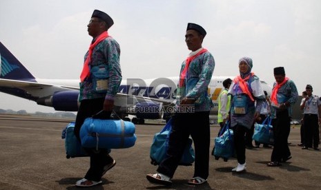   Calon jamaah haji kelompok terbang (kloter) pertama embarkasi Jakarta menaiki pesawat di Bandara Halim Perdana Kusuma, Jakarta, Selasa (10/9).     (Republika/Yasin Habibi)