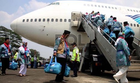   Calon jamaah haji kelompok terbang (kloter) pertama embarkasi Jakarta menaiki pesawat di Bandara Halim Perdana Kusuma, Jakarta, Selasa (10/9).     (Republika/Yasin Habibi)