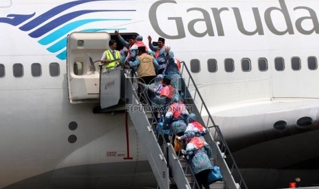   Calon jamaah haji kelompok terbang (kloter) pertama embarkasi Jakarta menaiki pesawat di Bandara Halim Perdana Kusuma, Jakarta, Selasa (10/9).     (Republika/Yasin Habibi)