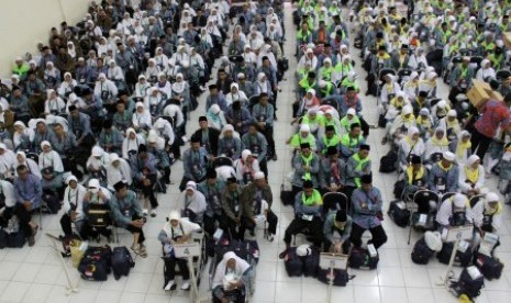 Calon jamaah haji kloter 2 dan 3 Jawa Barat saat kedatangan pemeriksaan dokumen di Asrama Haji, Bekasi, Jawa Barat, Jumat (21/8).