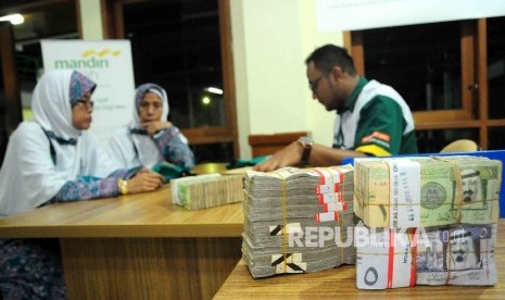 Calon jamaah haji kloter 28 asal Cilegon, Banten membeli uang Riyal di konter resmi penjualan Riyal Bank Syariah Mandiri (BSM) di Asramah Haji Pondok Gede Jakarta Timur (Ilustrasi)