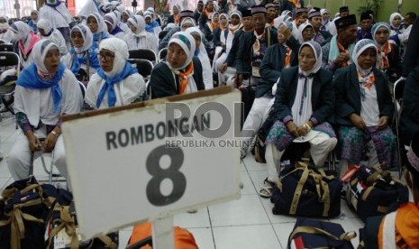    Calon jamaah haji kloter 3 Embarkasi Bekasi melakukan pemeriksaan barang saat pemberangkatan dari Asrama Haji Bekasi, Jawa Barat, Rabu (11/9). (Republika/Yasin Habibi)