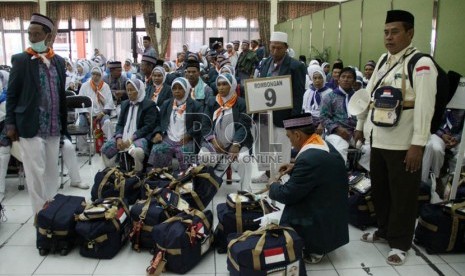    Calon jamaah haji kloter 3 Embarkasi Bekasi melakukan pemeriksaan barang saat pemberangkatan dari Asrama Haji Bekasi, Jawa Barat, Rabu (11/9). (Republika/Yasin Habibi)