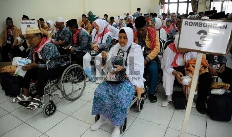  Calon Jamaah Haji kloter 42 Asal Kabupaten Garut, berkumpul saat akan diberangkatkan di asrama haji Bekasi, Jawa Barat, Ahad (6/9).  (Republika/Tahta Aidilla)