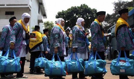   Calon jamaah haji kloter 5 asal Kota Tangerang, memasuki bus saat pemberangkatan ke tanah suci melalui Bandara Halim Perdana Kusuma di Asrama Haji, Pondok Gede, Jakarta, Jumat (13/9).  (Republika/Yasin Habibi)