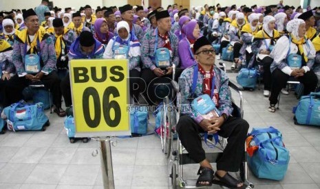  Calon jamaah haji kloter 5 asal Kota Tangerang, menunggu proses boarding saat pemberangkatan ke tanah suci di Asrama Haji, Pondok Gede, Jakarta, Jumat (13/9).   (Republika/Yasin Habibi)