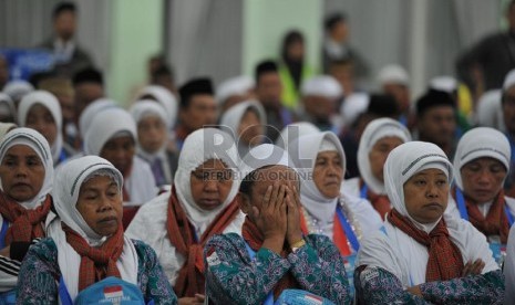  Calon jamaah haji kloter pertama embarkasi Solo berkumpul di Asrama Haji Donohudan, Solo, Senin (1/9), sebelum diberangkatkan ke Jeddah, Arab Saudi. (Republika/Edwin Dwi Putranto) 