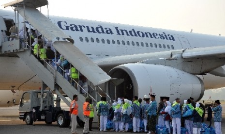  Calon jamaah haji menaiki pesawat maskapai Garuda Indonesia untuk diterbangkan ke Jeddah, Arab Saudi.