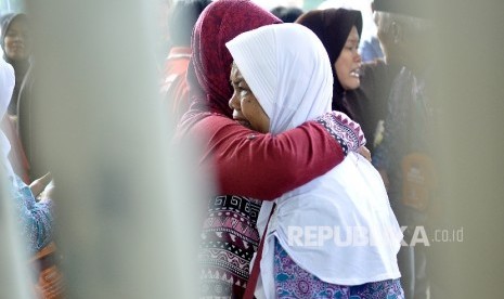 Calon jamaah haji kloter satu menangis saat berpamitan dengan keluarganya sebelum bersiap untuk berangkat ke tanah suci di Asrama Haji Pondok Gede, Jakarta, Kamis (27/7).