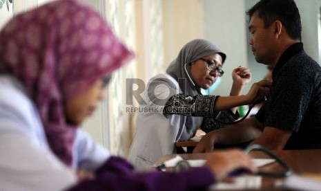 Calon jamaah haji Maktour mengikuti pemeriksaan kesehatan di RS MMC, Jakarta, Ahad (9/8). Calon jamaah haji diberikan suntikan meningitis dan influensa. Vaksin ini wajib dilakukan bagi orang yang hendak berniat haji atau umroh. Karena semenjak 2002 Pemerin