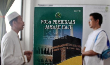   Calon jamaah haji melakukan konsultasi haji kepada petugas haji di ruangan konsultasi manasik haji di Asrama Haji Pondok Gede, Jakarta, Selasa (1/10).  (Republika/Yasin Habibi)