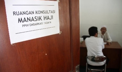 Calon jamaah haji melakukan konsultasi haji kepada petugas haji di ruangan konsultasi manasik haji di Asrama Haji Pondok Gede, Jakarta.