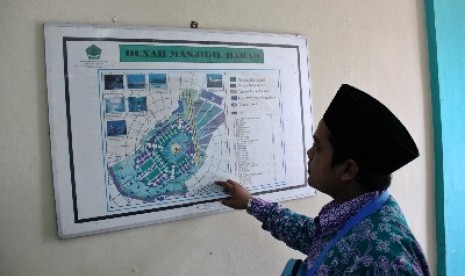 Calon jamaah haji melihat dan mempelajari denah Masjidil Haram di Asrama Haji, Pondok Gede, Jakarta, beberapa waktu lalu.