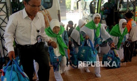   Calon jamaah haji memasuki Asrama Haji Sudiang, Makassar, Sulsel.  (ilustrasi)