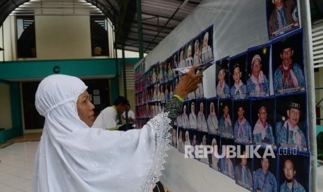 Calon jamaah haji memilih foto hasil jepretan fotografer haji di Asrama Haji Pondok Gede, Jakarta (Ilustrasi)