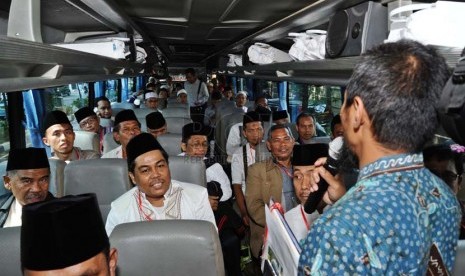 Calon jamaah Haji tengah mengikuti acara pelepasan