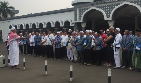 Calon jamaah haji mendengarkan pengarahan dan melakukan manasik di Asrama Haji Pondok Gede, Jakarta Timur sebelum berangkat ke Tanah Suci esok hari, Senin (23/7).