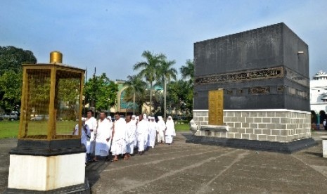  Calon jamaah haji mengikuti kegiatan manasik di asrama haji Pondok Gede, Jakarta