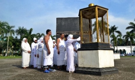  Calon jamaah haji mengikuti kegiatan manasik di asrama haji Pondok Gede, Jakarta