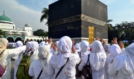 Calon jamaah haji mengikuti kegiatan manasik di asrama haji Pondok Gede, Jakarta, Ahad (1/6). 