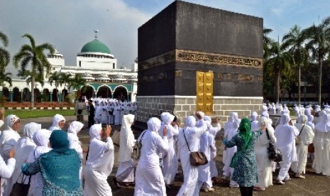 Calon jamaah haji mengikuti kegiatan manasik di asrama haji Pondok Gede, Jakarta