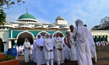 Calon jamaah haji mengikuti kegiatan manasik di asrama haji Pondok Gede, Jakarta