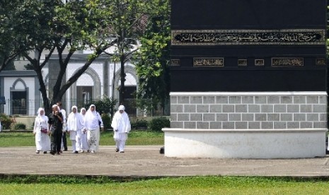  Calon jamaah haji mengikuti proses manasik haji di asrama haji, Pondok Gede, Jakarta, Selasa (17/3).