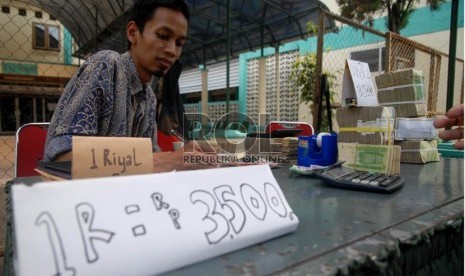 Outlet penukaran mata uang di Asrama Haji Pondok Gede, Jakarta, Sabtu (14/9). ( Republika/Rakhmawaty La'lang)