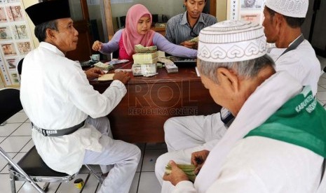 Calon jamaah haji menukarkan uang rupiah dipenukaran asrama haji, Bekasi, Jawa Barat, Kamis (18/9).(Republika/ Tahta Aidilla)