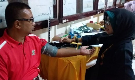 Calon jamaah haji NRA Group menjalani pemeriksaan kesehatan dan suntik meningitis.