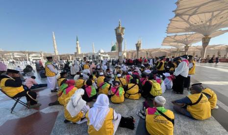 Jamaah haji Riau saat berada di Madinah, Arab Saudi, menunggu arahan kloter masing-masing untuk menjalankan rangkaian ibadah haji. 