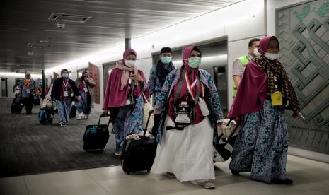 Calon jamaah haji saat bersiap menaiki pesawat di Terminal 2F Bandara Soekarno Hatta, Tangerang, Banten.