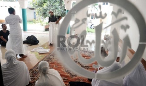 Calon Jamaah Haji sedang dianjarkan cara pemakaian kain ikhram di Asrama Haji Pondok Gede, Jakarta, Rabu (25/2).