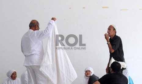 Calon Jamaah Haji sedang dianjarkan cara pemakaian kain ikhram di Asrama Haji Pondok Gede, Jakarta, Rabu (25/2).