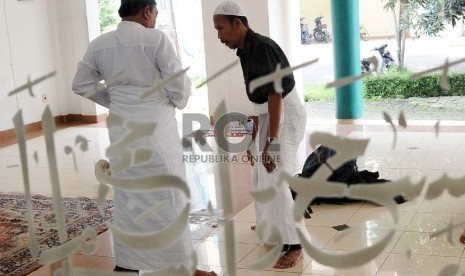 Calon Jamaah Haji sedang dianjarkan cara pemakaian kain ikhram di Asrama Haji Pondok Gede, Jakarta, Rabu (25/2).