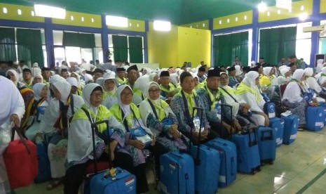 Informasi Soal Keputusan Haji Segera Disampaikan ke Jamaah. Foto: Calon jamaah haji yang tergabung dalam kloter pertama Embarkasi Kota Padang, Sumatra Barat mulai masuk pemondokan haji di Tabing mulai Senin (16/7) pagi tadi. Kloter 1 akan diterbangkan pada Selasa (17/7) pagi. 