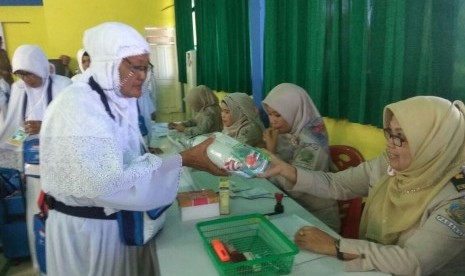 Calon jamaah haji yang tergabung dalam kloter pertama Embarkasi Kota Padang, Sumatra Barat mulai masuk pemondokan haji di Tabing mulai Senin (16/7) pagi tadi. Kloter 1 akan diterbangkan pada Selasa (17/7) pagi. 