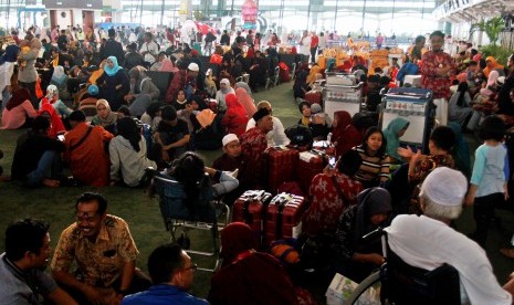 Calon jamaah umroh menunggu kepastian untuk berangkat ke Tanah Suci Makkah di Terminal 3 Bandara Soekarno Hatta, Tangerang, Banten, Kamis (27/2).