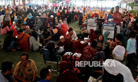 Pemimpin Muslim Kenya Dukung Larangan Umroh Sementara. Calon jamaah umroh menunggu kepastian untuk berangkat ke Tanah Suci Makkah di Terminal 3 Bandara Soekarno Hatta, Tangerang, Banten.