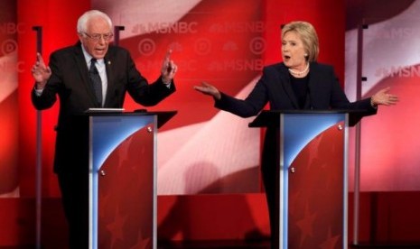 Calon kandidat Demokrat, Hillary Clinton dan Bernie Sanders menggelar debat satu lawan satu mereka untuk pertama kalinya, Kamis (4/2). 