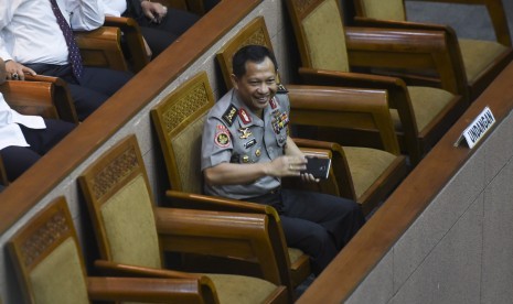 Calon Kapolri Komjen Pol Tito Karnavian mengikuti rapat paripurna DPR di Kompleks Parlemen, Senayan, Jakarta, Senin (27/6). 