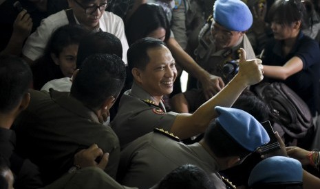 Calon Kapolri Komjen Pol Tito Karnavian (tengah) mengacungkan jempol seusai mengikuti rapat paripurna DPR di Kompleks Parlemen, Senayan, Jakarta, Senin (27/6). 