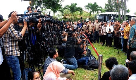 Calon Kapolri tunggal Komjen Pol Badrodin Haiti (ketiga kanan) bersama anggota Komisi III DPR mengelar jumpa pers usai melakukan pertemuan di rumah Badrodin di Jagakarsa, Jakarta, Rabu (15/5).(Republika/Agung Supriyanto).