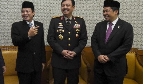 Calon Kepala Badan Intelijen Negara (BIN) Komjen Pol Budi Gunawan (tengah) berbincang bersama pimpinan rapat paripurna DPR Taufik Kurniawan (kiri) dan Fahri Hamzah (kanan) sebelum dimulainya rapat paripurna di Kompleks Parlemen, Senayan, Jakarta, Kamis (8/