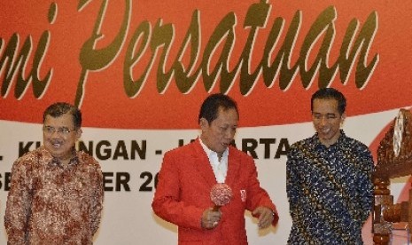 Calon Kepala Badan Intelijen Negara Sutiyoso (tengah).