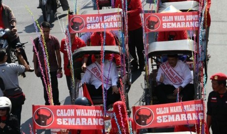 Calon kepala daerah asal PDIP naik becak untuk menerima mandat partai 