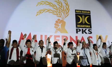 Calon kepala daerah yang diusung PKS melakukan deklarasi saat Mukernas IV PKS di Depok, Jakarta, Selasa (3/11). 