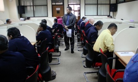   Calon kepala sekolah SMA dan SMK mengikuti psikotes di Mabes Polri, Jakarta, Selasa (17/12).  ( Republika/Yasin Habibi)